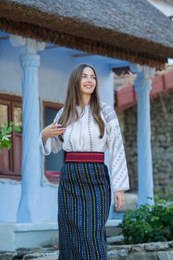 Moldova Cumhuriyeti 'nden güzel geleneksel kostüm. Rumen geleneksel bluzu giyen genç kız.