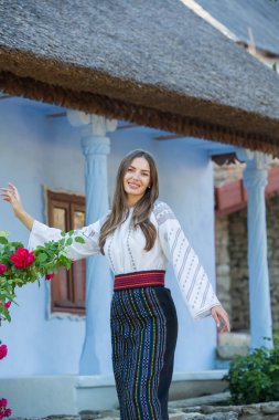 Moldova Cumhuriyeti 'nden güzel geleneksel kostüm. Rumen geleneksel bluzu giyen genç kız.