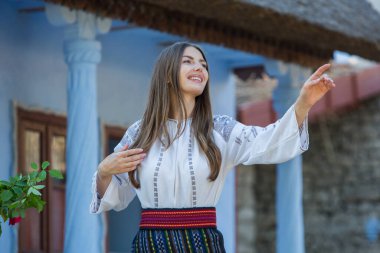 Moldova Cumhuriyeti 'nden güzel geleneksel kostüm. Rumen geleneksel bluzu giyen genç kız.
