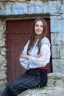 Moldova Cumhuriyeti 'nden güzel geleneksel kostüm. Rumen geleneksel bluzu giyen genç kız.