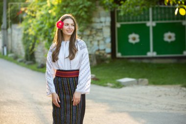 Moldova Cumhuriyeti 'nden güzel geleneksel kostüm. Rumen geleneksel bluzu giyen genç kız.