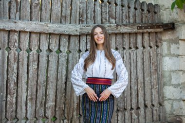 Moldova Cumhuriyeti 'nden güzel geleneksel kostüm. Rumen geleneksel bluzu giyen genç kız.