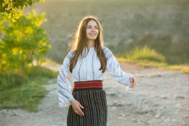 Moldova Cumhuriyeti 'nden güzel geleneksel kostüm. Rumen geleneksel bluzu giyen genç kız.