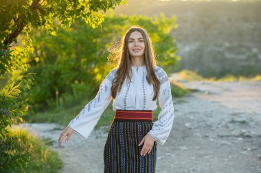 Moldova Cumhuriyeti 'nden güzel geleneksel kostüm. Rumen geleneksel bluzu giyen genç kız.