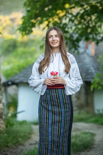 Moldova Cumhuriyeti 'nden güzel geleneksel kostüm. Rumen geleneksel bluzu giyen genç kız.