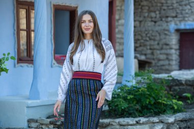 Geleneksel Romen halk kostümlü, nakışlı güzel bir kız. Geleneksel kadın bluzu. Romen folkloru