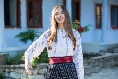 Geleneksel Romen halk kostümlü, nakışlı güzel bir kız. Geleneksel kadın bluzu. Romen folkloru