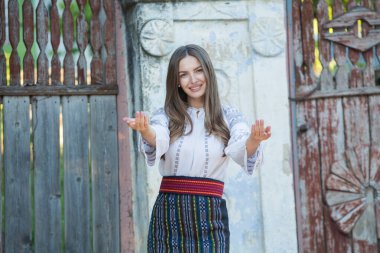 Geleneksel Romen halk kostümlü, nakışlı güzel bir kız. Geleneksel kadın bluzu. Romen folkloru