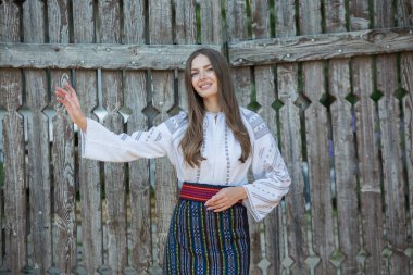 Geleneksel Romen halk kostümlü, nakışlı güzel bir kız. Geleneksel kadın bluzu. Romen folkloru