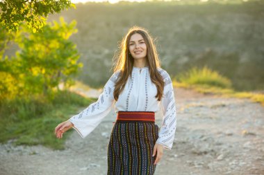 Geleneksel Romen halk kostümlü, nakışlı güzel bir kız. Geleneksel kadın bluzu. Romen folkloru