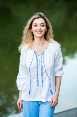 Kız Geleneksel Ukrayna Bluzu Giyer.