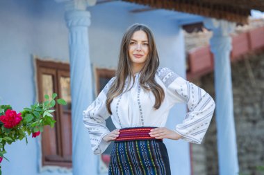 Geleneksel Romen halk kostümlü, nakışlı güzel bir kız. Geleneksel kadın bluzu. Romen folkloru