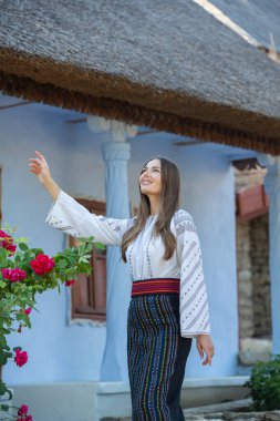 Geleneksel Romen halk kostümlü, nakışlı güzel bir kız. Geleneksel kadın bluzu. Romen folkloru