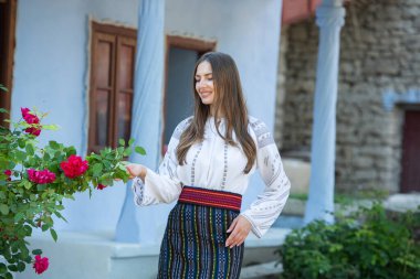 Geleneksel Romen halk kostümlü, nakışlı güzel bir kız. Geleneksel kadın bluzu. Romen folkloru