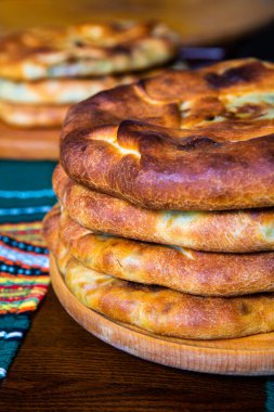 Geleneksel Meksika Pide ekmeği ahşap masada. Seçici odak.