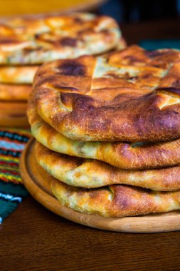 Geleneksel Meksika Pide ekmeği ahşap masada. Seçici odak.