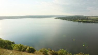 Moldova Cumhuriyeti 'ndeki Dinyester Nehri' nin videosu, Moldova 'nın en önemli ve büyük su sahası.