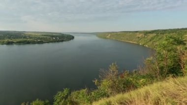 Moldova Cumhuriyeti 'ndeki Dinyester Nehri' nin videosu, Moldova 'nın en önemli ve büyük su sahası.
