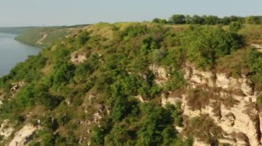 Moldova Cumhuriyeti 'ndeki Dinyester Nehri' nin videosu, Moldova 'nın en önemli ve büyük su sahası.