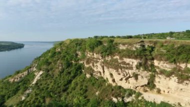 Moldova Cumhuriyeti 'ndeki Dinyester Nehri' nin videosu, Moldova 'nın en önemli ve büyük su sahası.