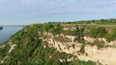 Moldova Cumhuriyeti 'ndeki Dinyester Nehri' nin videosu, Moldova 'nın en önemli ve büyük su sahası.