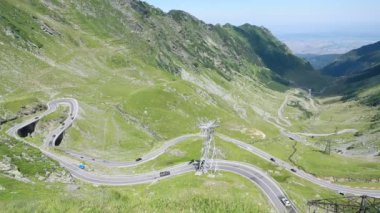 Romanya 'nın Karpatlar kentindeki çok pitoresk transfagarasan dağ yolunun videosu.