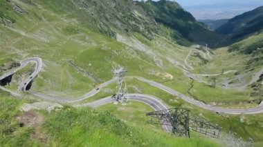 Romanya 'nın Karpatlar kentindeki çok pitoresk transfagarasan dağ yolunun videosu.