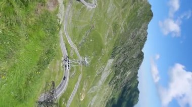 Romanya 'nın Karpatlar kentindeki çok pitoresk transfagarasan dağ yolunun videosu.
