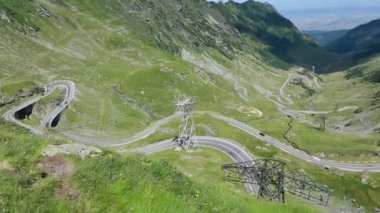 Romanya 'nın Karpatlar kentindeki çok pitoresk transfagarasan dağ yolunun videosu.