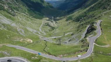 Romanya 'nın Karpatlar kentindeki çok pitoresk transfagarasan dağ yolunun videosu.