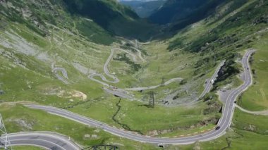 Romanya 'nın Karpatlar kentindeki çok pitoresk transfagarasan dağ yolunun videosu.