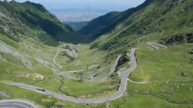 Romanya 'nın Karpatlar kentindeki çok pitoresk transfagarasan dağ yolunun videosu.