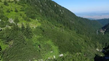 Romanya 'nın Karpatlar kentindeki çok pitoresk transfagarasan dağ yolunun videosu.