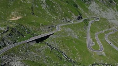 Romanya 'nın Karpatlar kentindeki çok pitoresk transfagarasan dağ yolunun videosu.