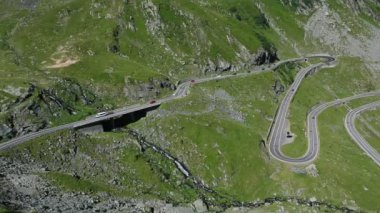 Romanya 'nın Karpatlar kentindeki çok pitoresk transfagarasan dağ yolunun videosu.