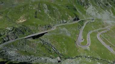 Romanya 'nın Karpatlar kentindeki çok pitoresk transfagarasan dağ yolunun videosu.