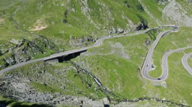 Romanya 'nın Karpatlar kentindeki çok pitoresk transfagarasan dağ yolunun videosu.