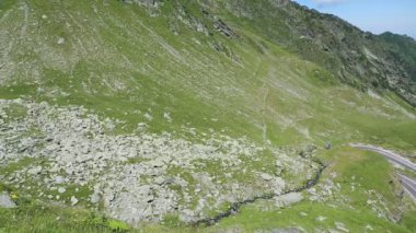 Romanya 'nın Karpatlar kentindeki çok pitoresk transfagarasan dağ yolunun videosu.