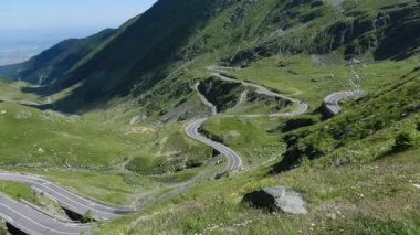 Romanya 'nın Karpatlar kentindeki çok pitoresk transfagarasan dağ yolunun videosu.