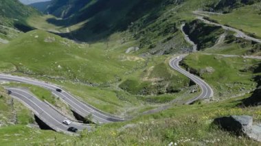Romanya 'nın Karpatlar kentindeki çok pitoresk transfagarasan dağ yolunun videosu.