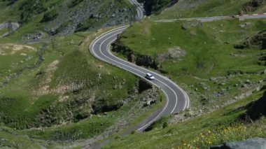 Romanya 'nın Karpatlar kentindeki çok pitoresk transfagarasan dağ yolunun videosu.