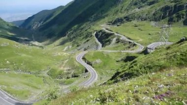 Romanya 'nın Karpatlar kentindeki çok pitoresk transfagarasan dağ yolunun videosu.