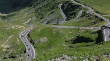 Romanya 'nın Karpatlar kentindeki çok pitoresk transfagarasan dağ yolunun videosu.