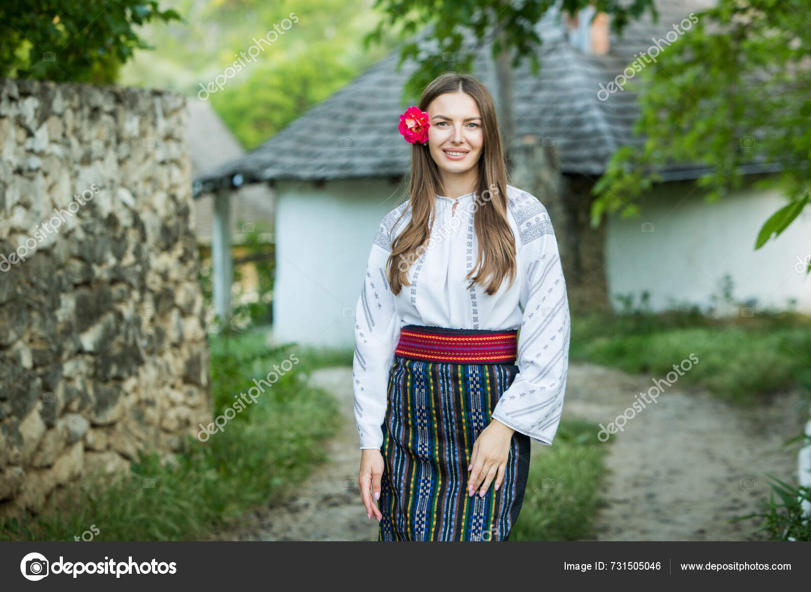 Belle Fille Costume Folklorique Roumain Traditionnel Avec Broderie