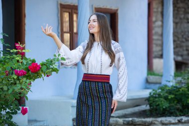 Geleneksel Romen halk kostümlü, nakışlı güzel bir kız. Geleneksel kadın bluzu. Romen folkloru