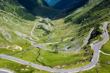 Romanya 'nın en ünlü Transfagarasan yolu. Romanya 'nın Karpatlar kentindeki çok pitoresk bir dağ yolu. Bir dağın tepesindeki manzara ya da doğa.