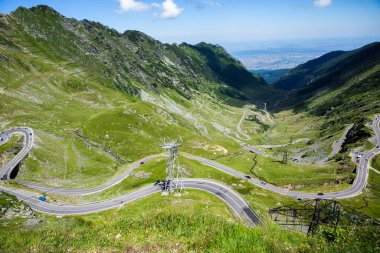 Romanya 'nın en ünlü Transfagarasan yolu. Romanya 'nın Karpatlar kentindeki çok pitoresk bir dağ yolu. Bir dağın tepesindeki manzara ya da doğa.