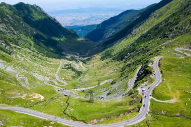 Romanya 'nın en ünlü Transfagarasan yolu. Romanya 'nın Karpatlar kentindeki çok pitoresk bir dağ yolu. Bir dağın tepesindeki manzara ya da doğa.