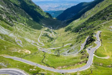 Romanya 'nın en ünlü Transfagarasan yolu. Romanya 'nın Karpatlar kentindeki çok pitoresk bir dağ yolu. Bir dağın tepesindeki manzara ya da doğa.