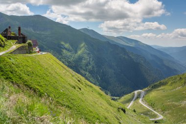 Romanya 'nın en ünlü Transfagarasan yolu. Romanya 'nın Karpatlar kentindeki çok pitoresk bir dağ yolu. Bir dağın tepesindeki manzara ya da doğa.